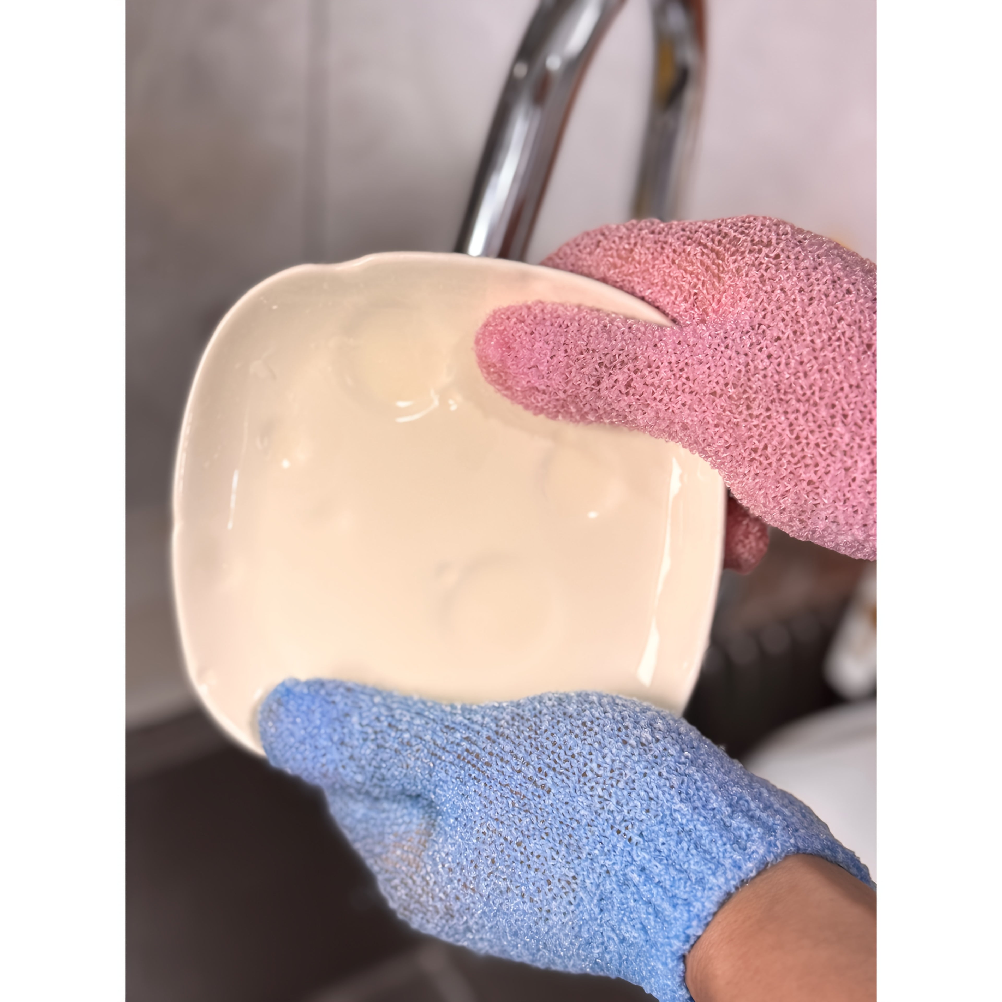 A Random Mix of 20 And 10 Items, Including Kitchen Supplies, Dishwashing Gloves, Pot Cleaning Tools, And Products for Deep Cleaning And. The Gloves Are Slip-Resistant And Durable