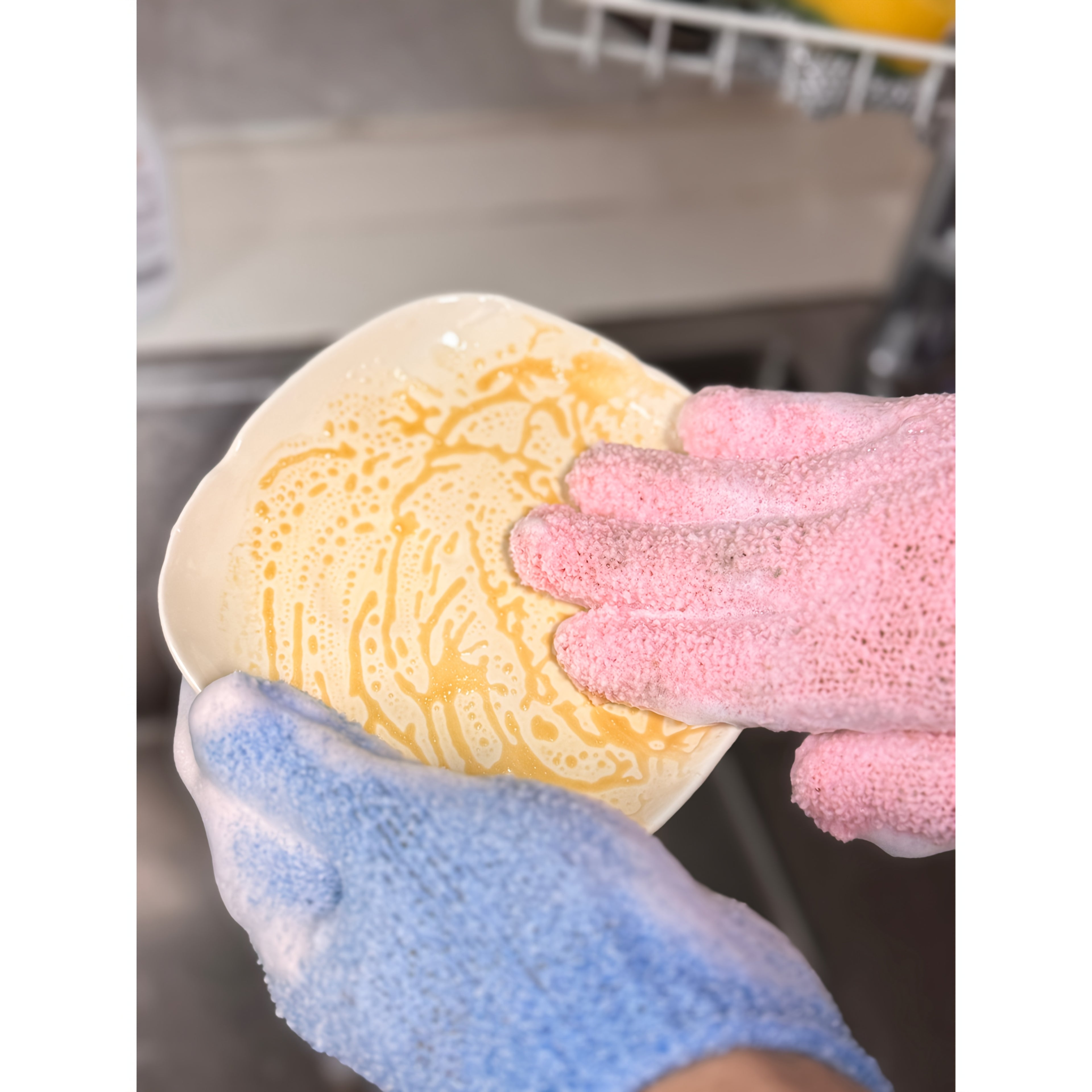 A Random Mix of 20 And 10 Items, Including Kitchen Supplies, Dishwashing Gloves, Pot Cleaning Tools, And Products for Deep Cleaning And. The Gloves Are Slip-Resistant And Durable