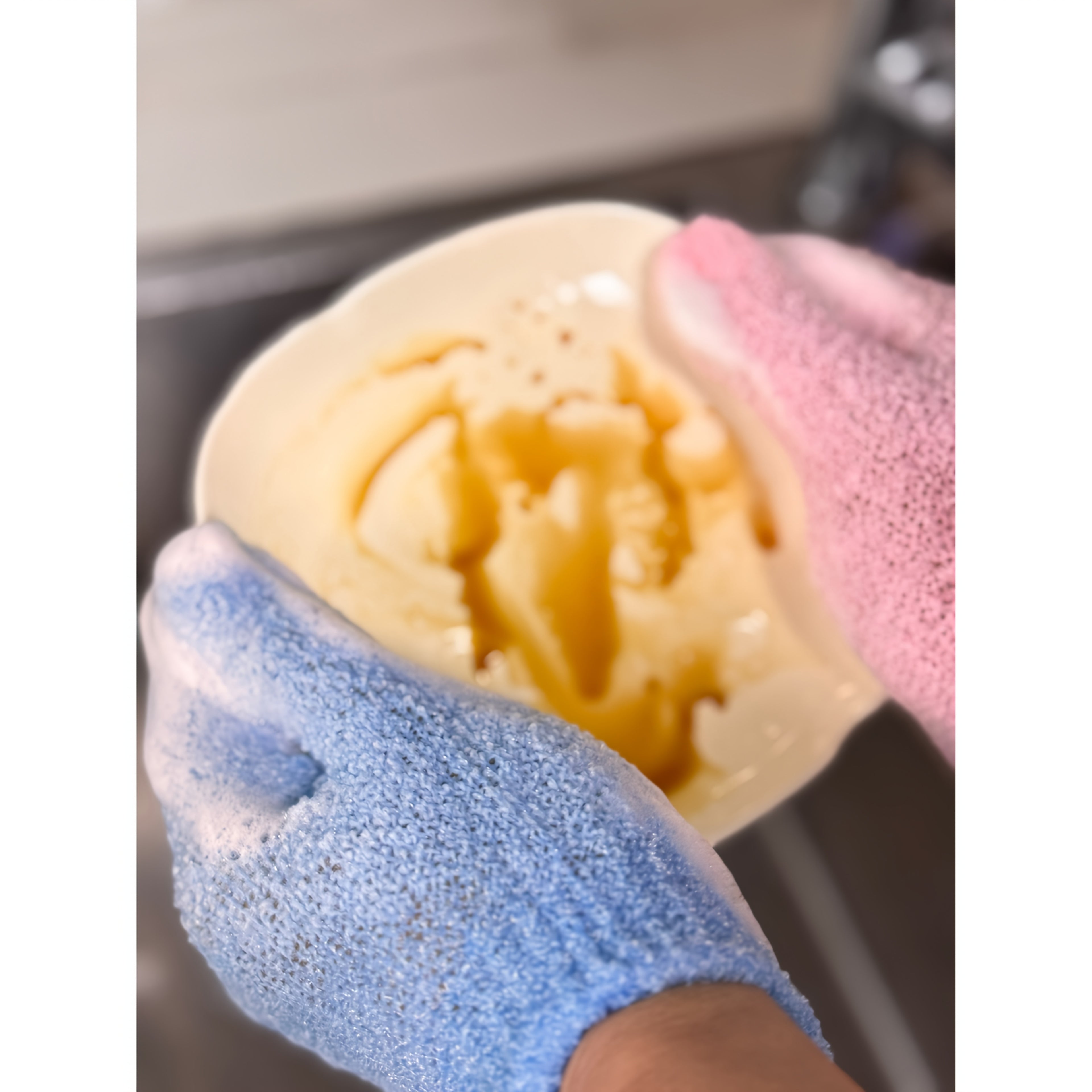 A Random Mix of 20 And 10 Items, Including Kitchen Supplies, Dishwashing Gloves, Pot Cleaning Tools, And Products for Deep Cleaning And. The Gloves Are Slip-Resistant And Durable